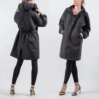 Ingeborg | Regenjacke mit Knopfleiste und verstellbarer Kapuze