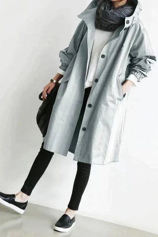 Ingeborg | Regenjacke mit Knopfleiste und verstellbarer Kapuze