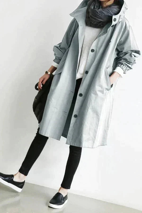 Ingeborg | Regenjacke mit Knopfleiste und verstellbarer Kapuze