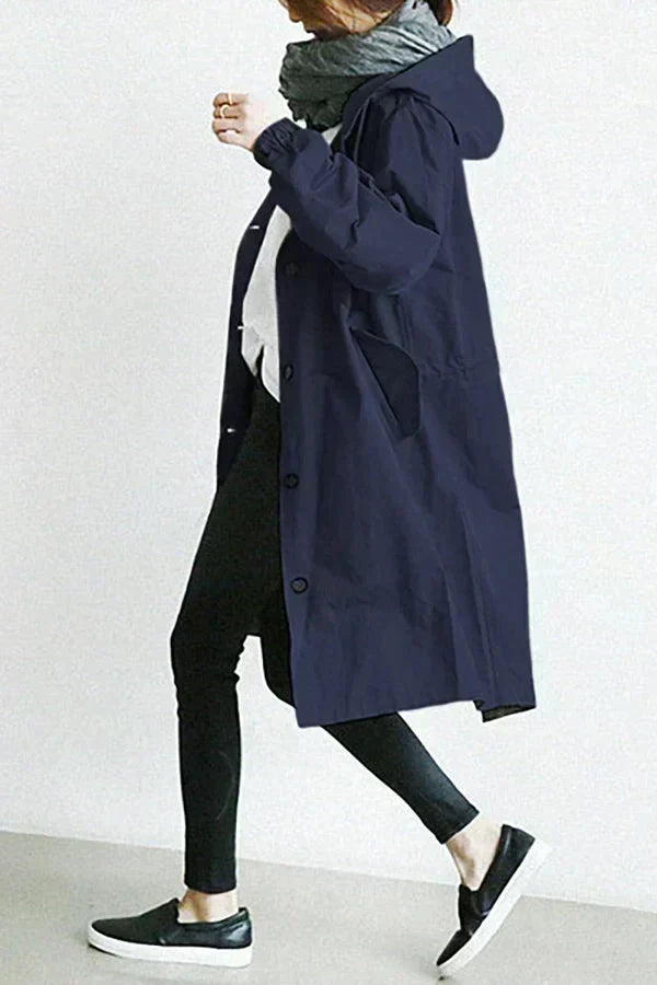 Ingeborg | Regenjacke mit Knopfleiste und verstellbarer Kapuze